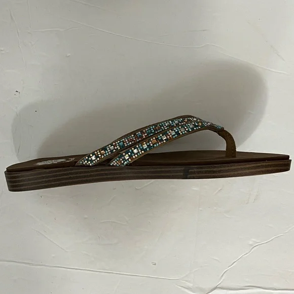 NWOT Yellow Box Dalia Beaded Genuine Leather Rhinestone Flip Flops Summer Sandal - Picture 6 of 7
